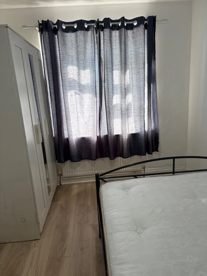 House Bath Road in Greater London