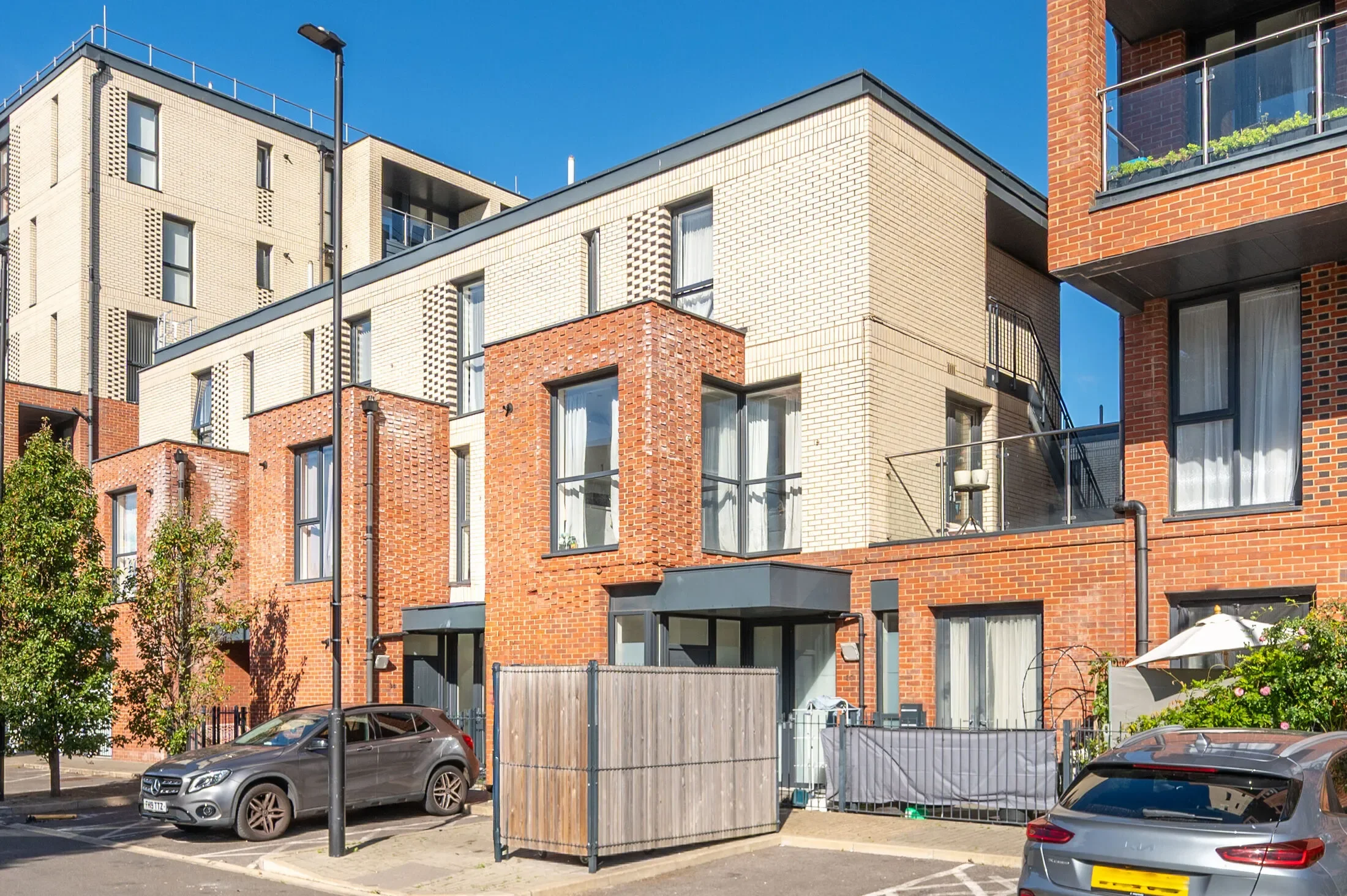 Flat Arran Court in Greater London