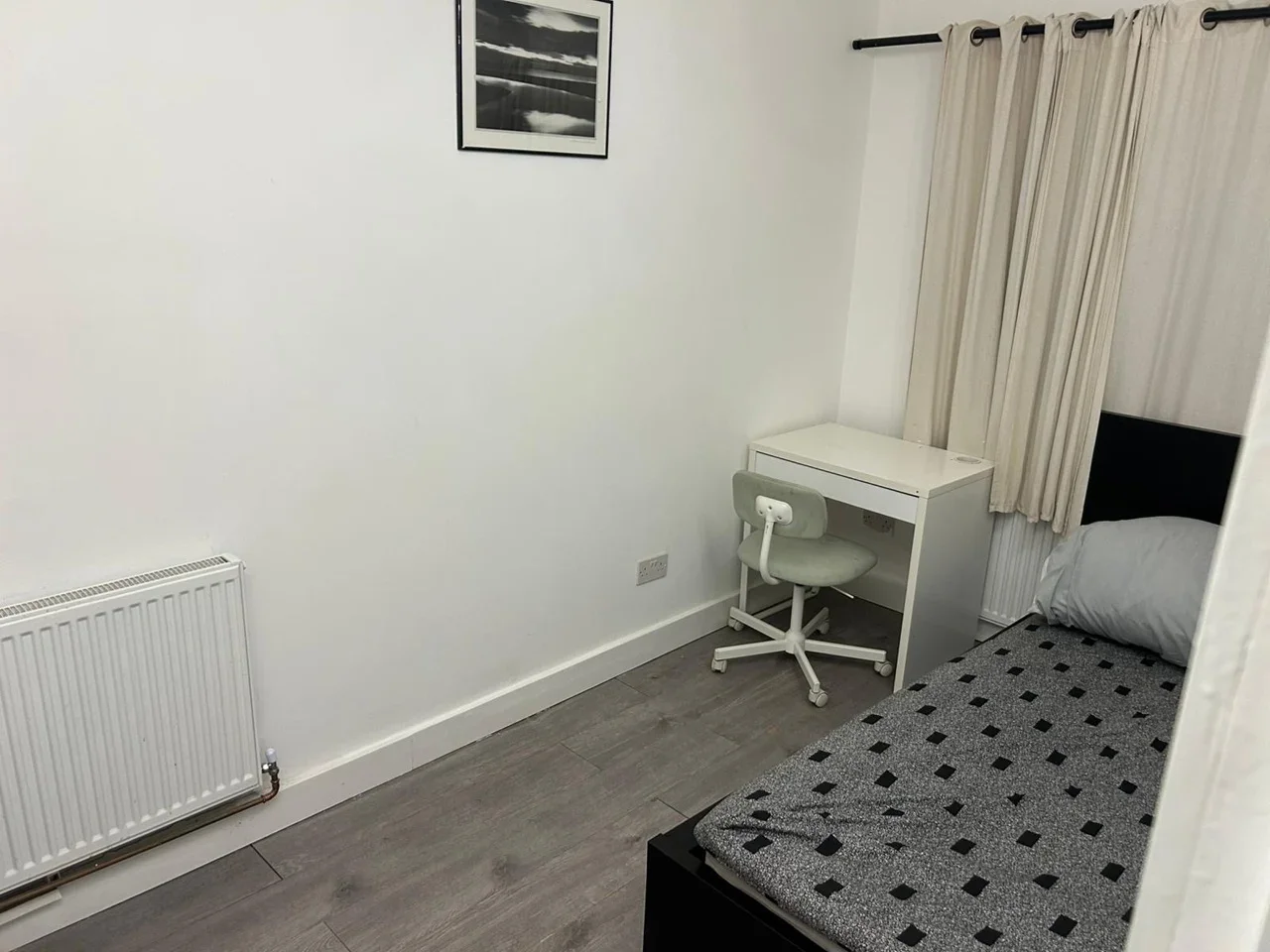 Room Hyde Crescent in Greater London