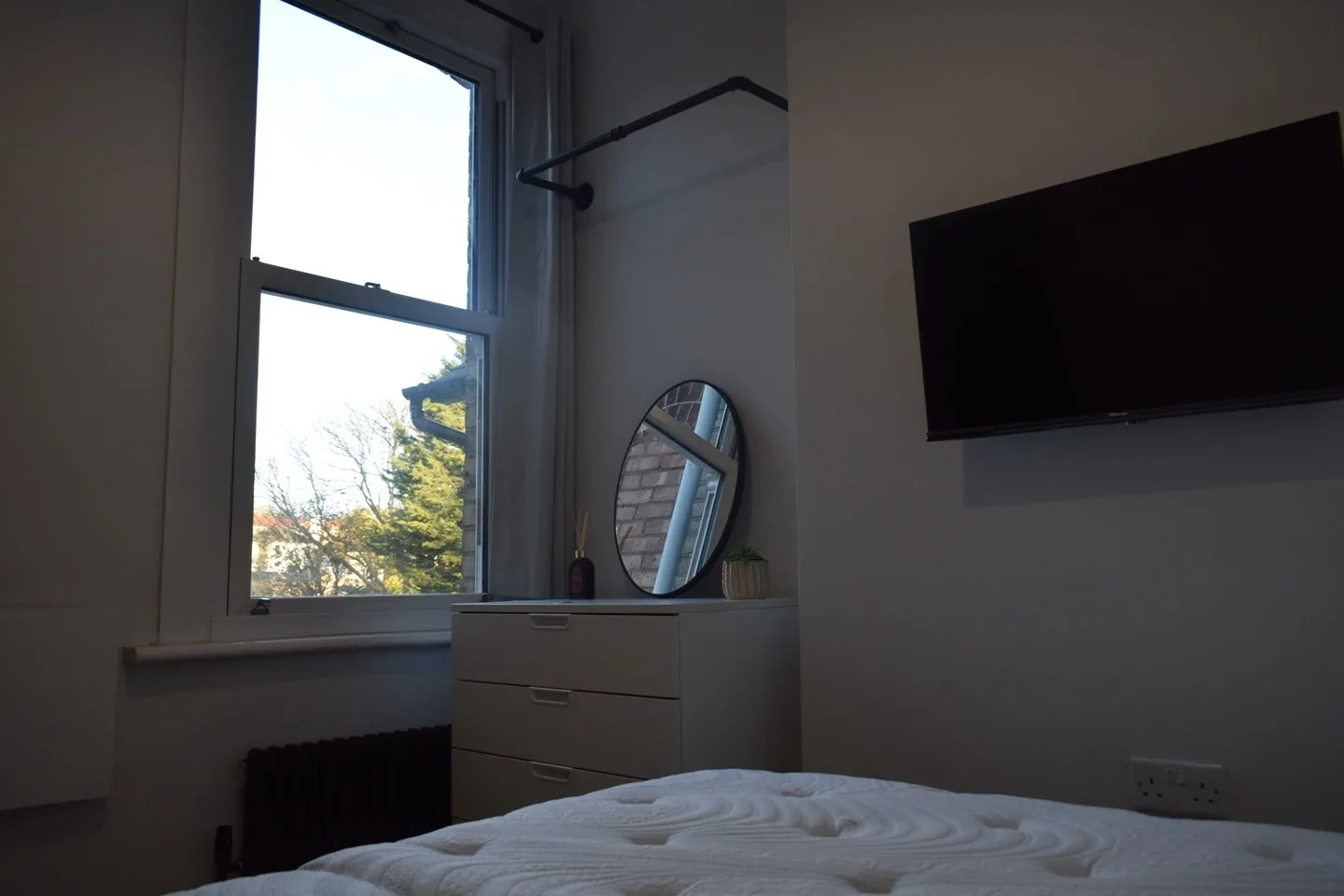 Room Crescent Road in Greater London