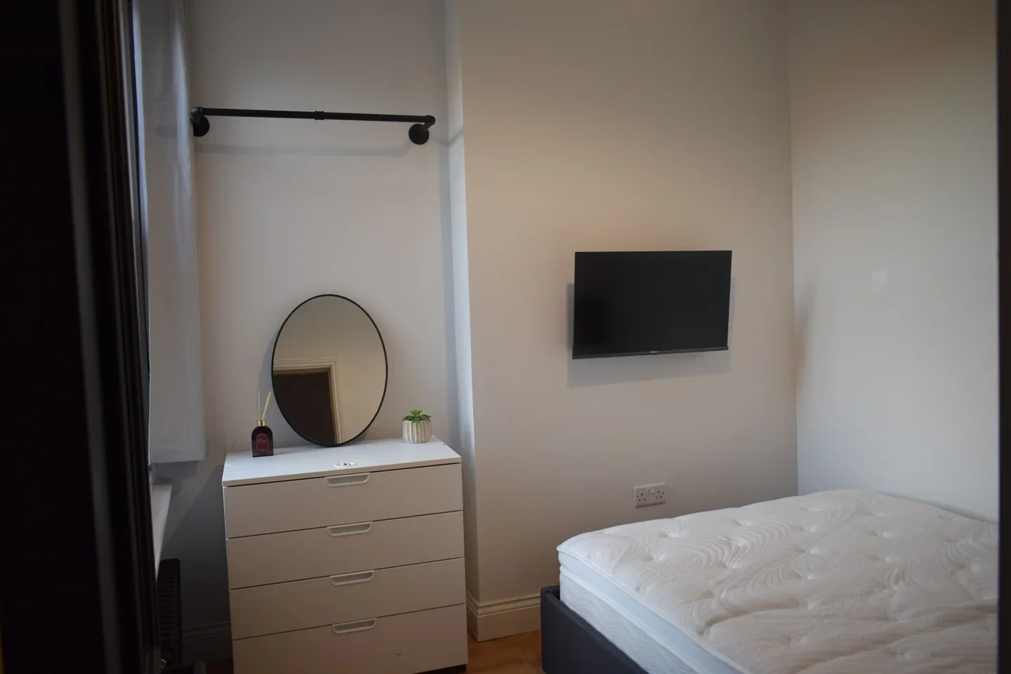 Room Crescent Road in Greater London