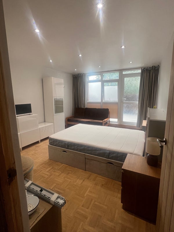 Room Palace Road in Greater London