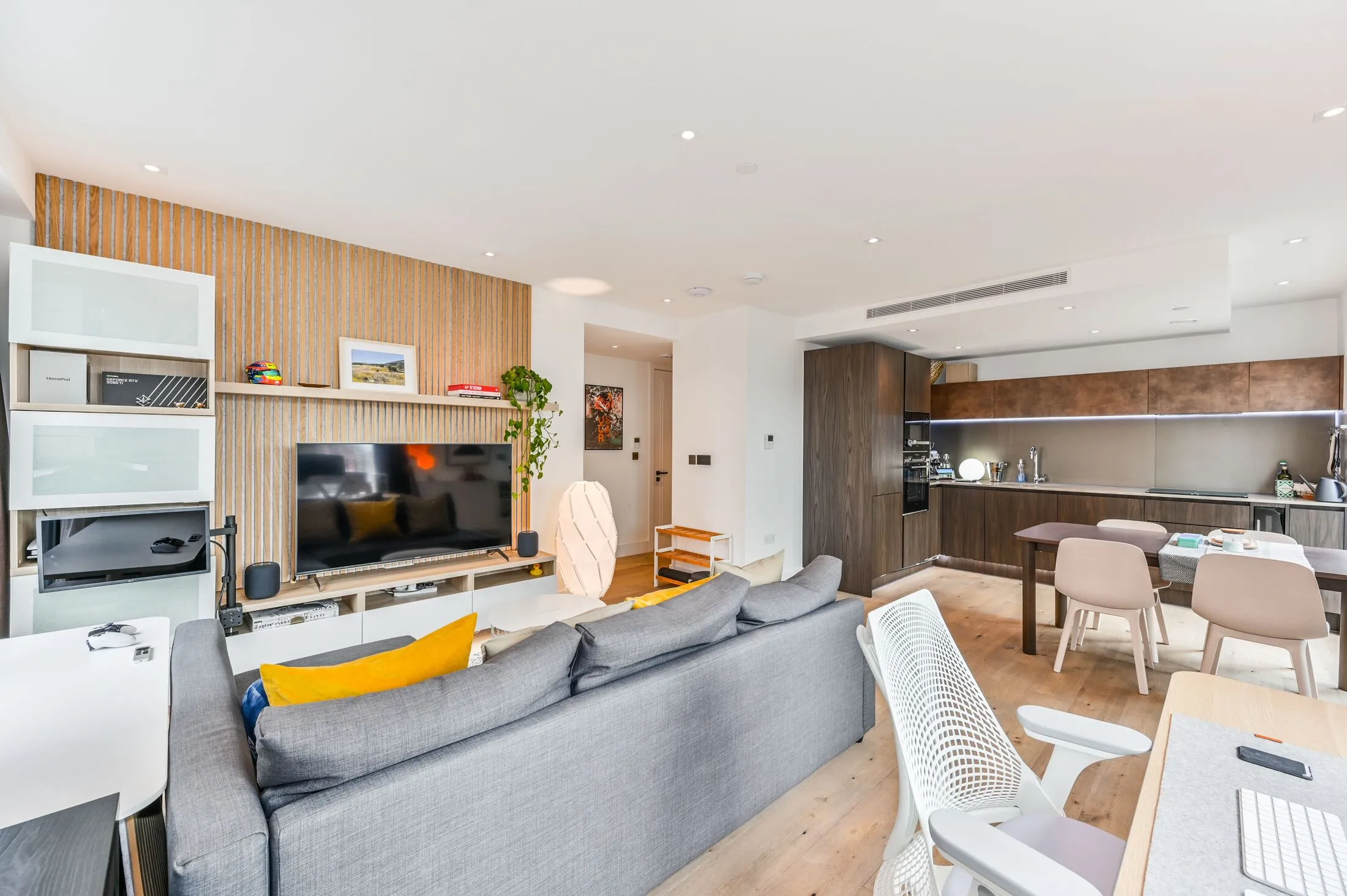 Flat Trenchold Street in Greater London