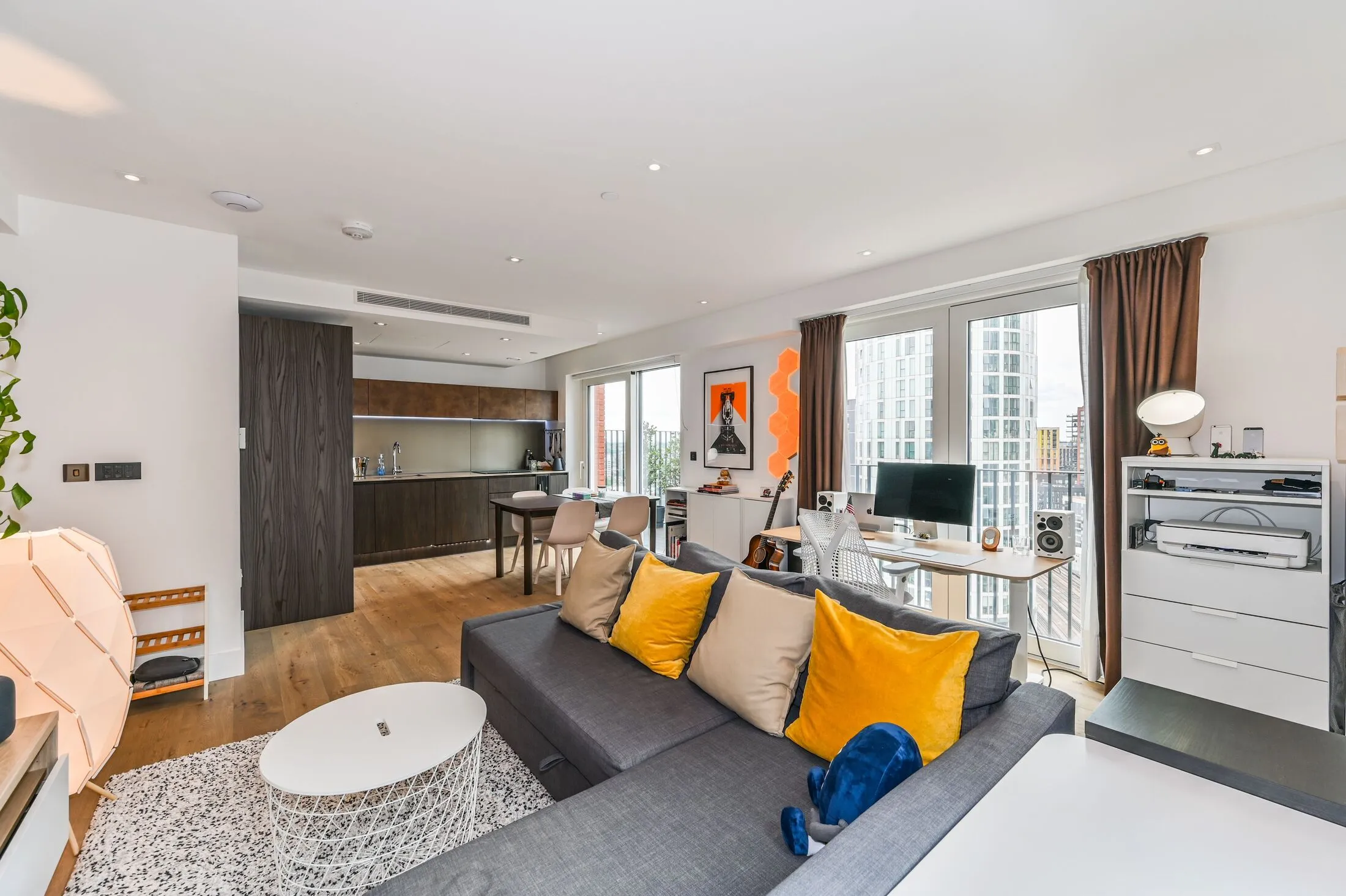 Flat Trenchold Street in Greater London