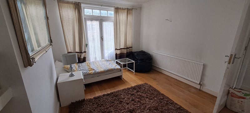 Room Lancaster Road in Greater London