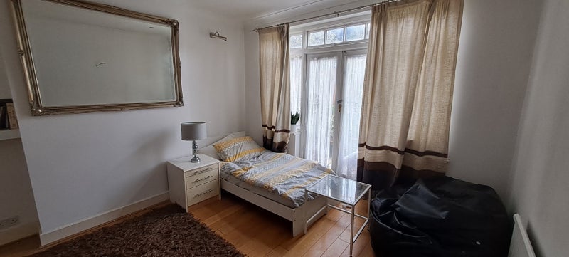 Room Lancaster Road in Greater London