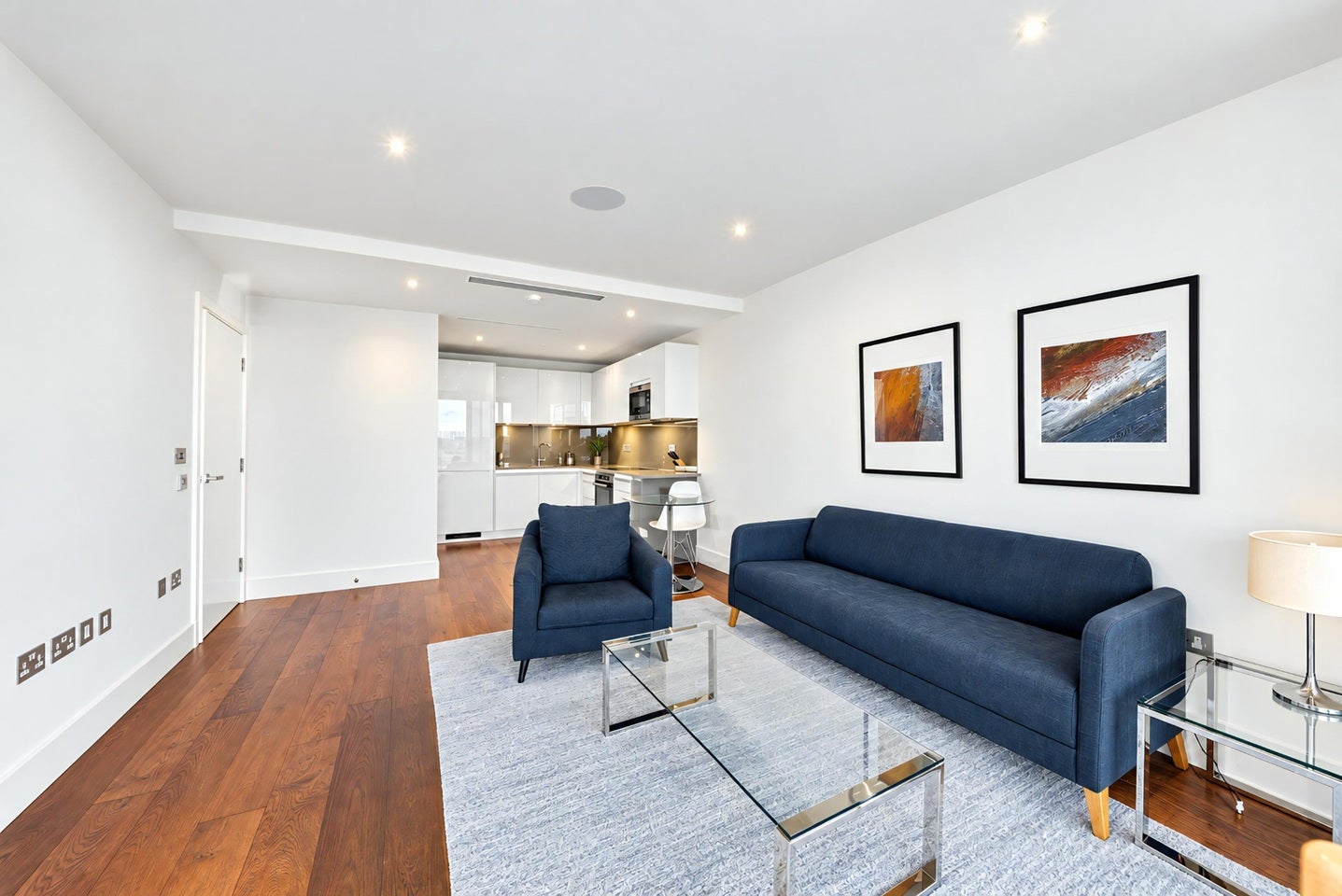 Flat Central Avenue in Greater London