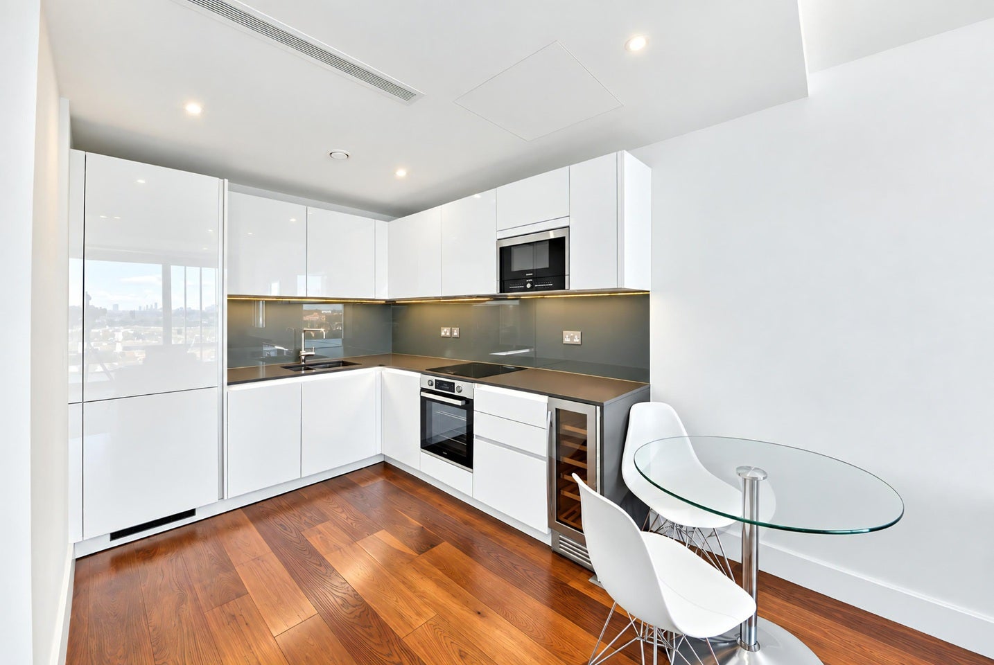 Flat Central Avenue in Greater London