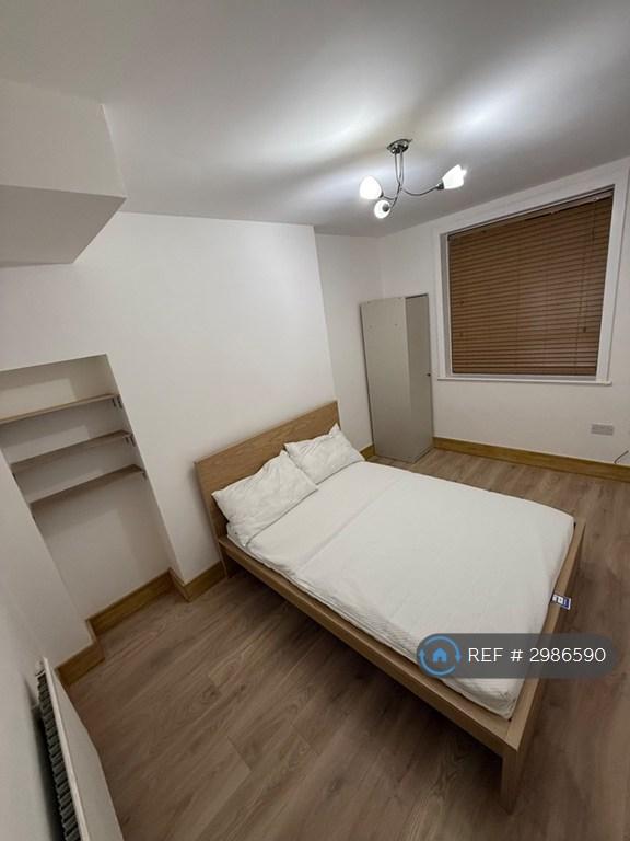 Room Pennine Drive in Greater London