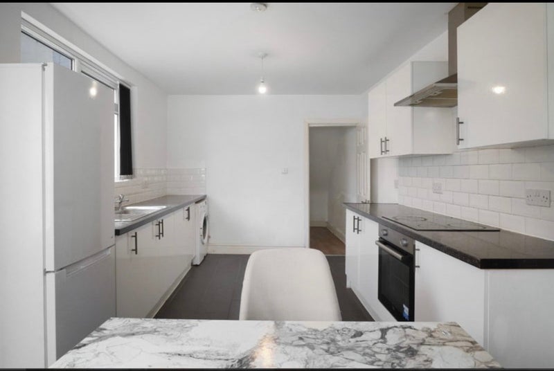 Room Silverdale Avenue in Liverpool