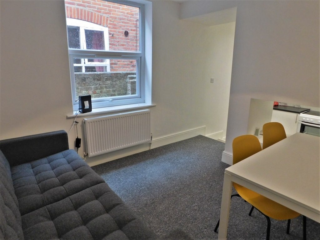 Room Newcombe Road in Southampton
