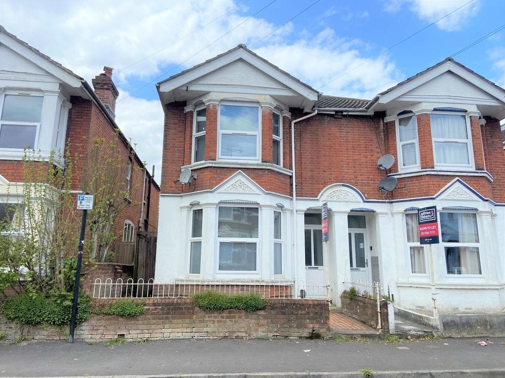 Room Newcombe Road in Southampton