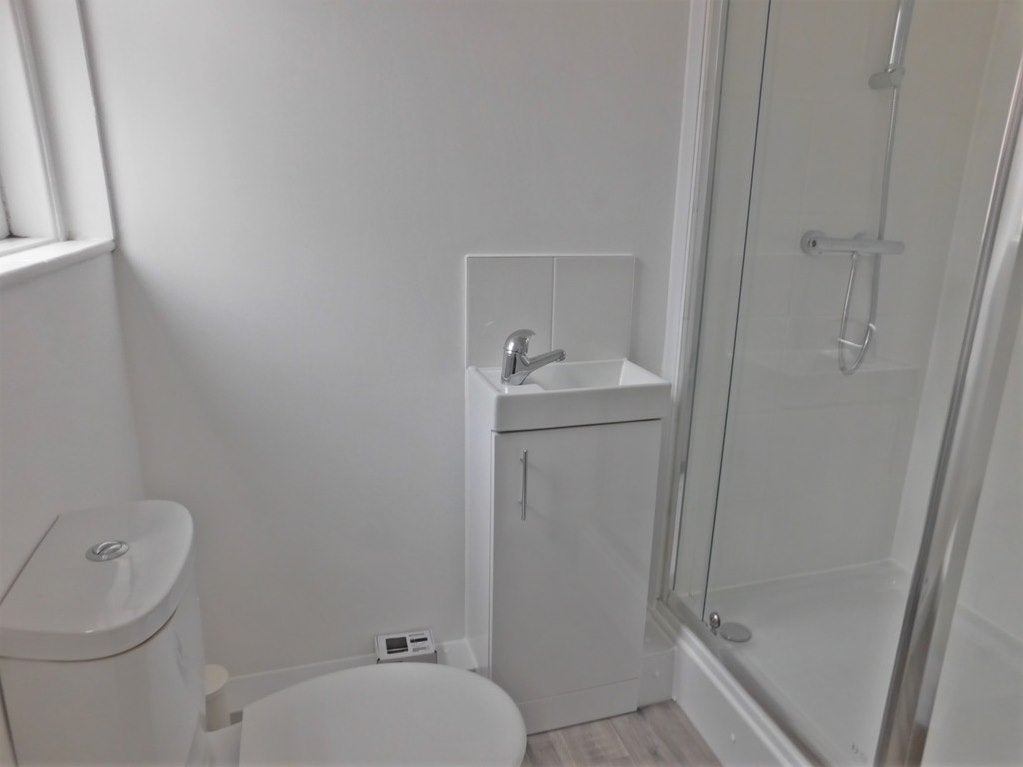 Room Newcombe Road in Southampton
