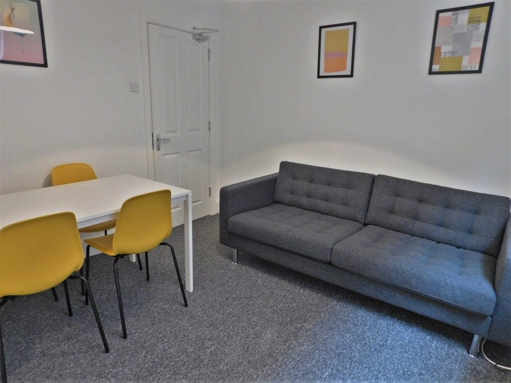 Room Newcombe Road in Southampton
