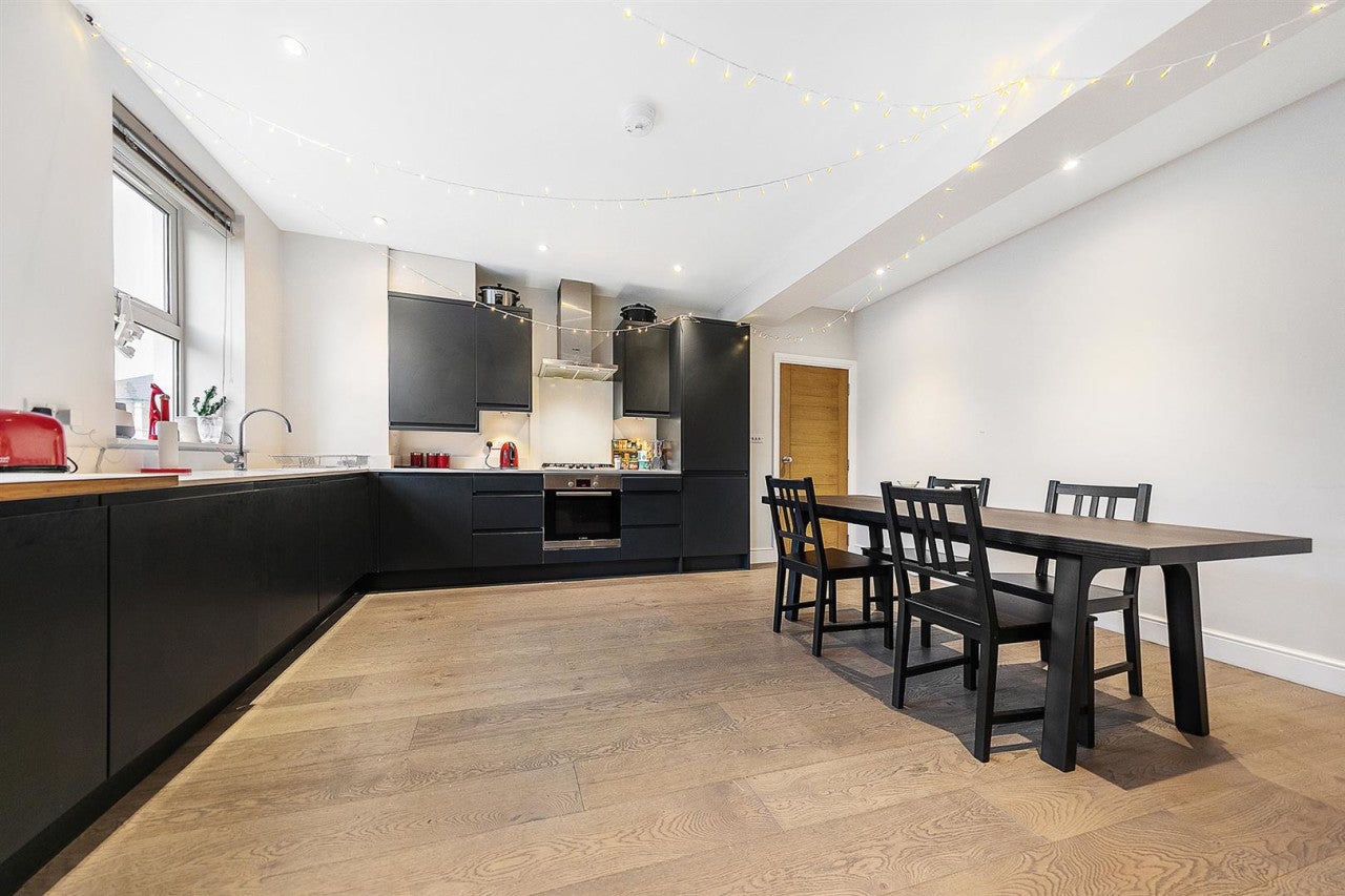 Flat Lordship Lane in Greater London