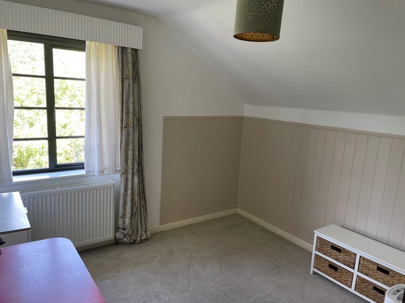 Room Seafield Road in Greater London