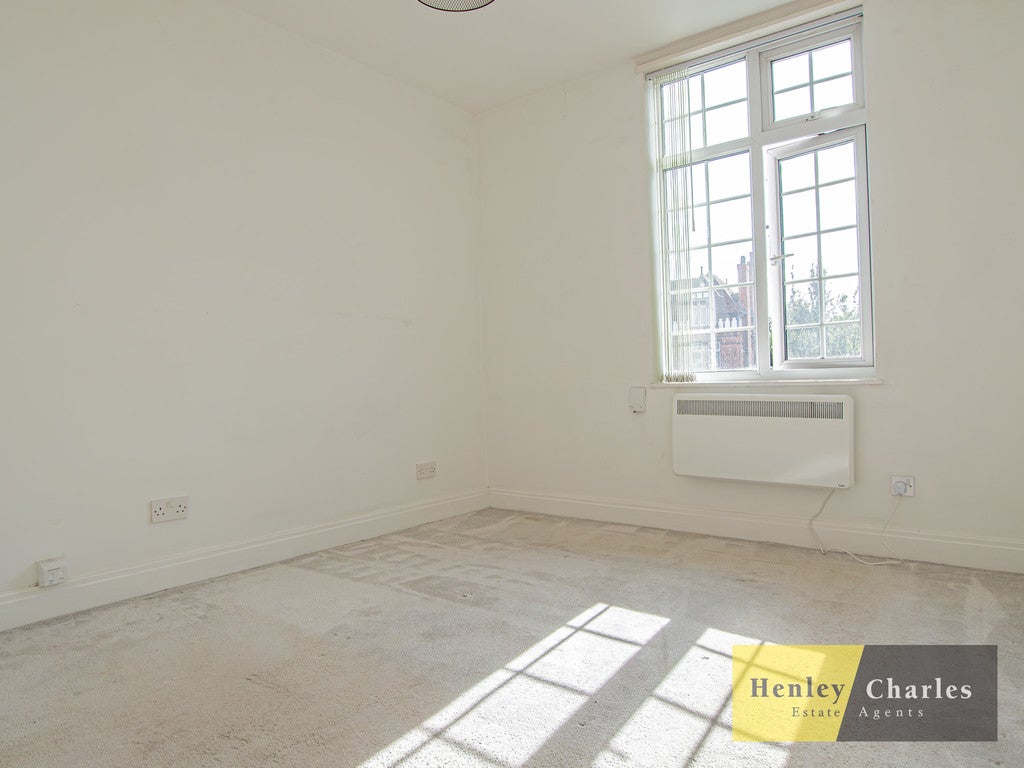 Flat Broadfields Road in Birmingham