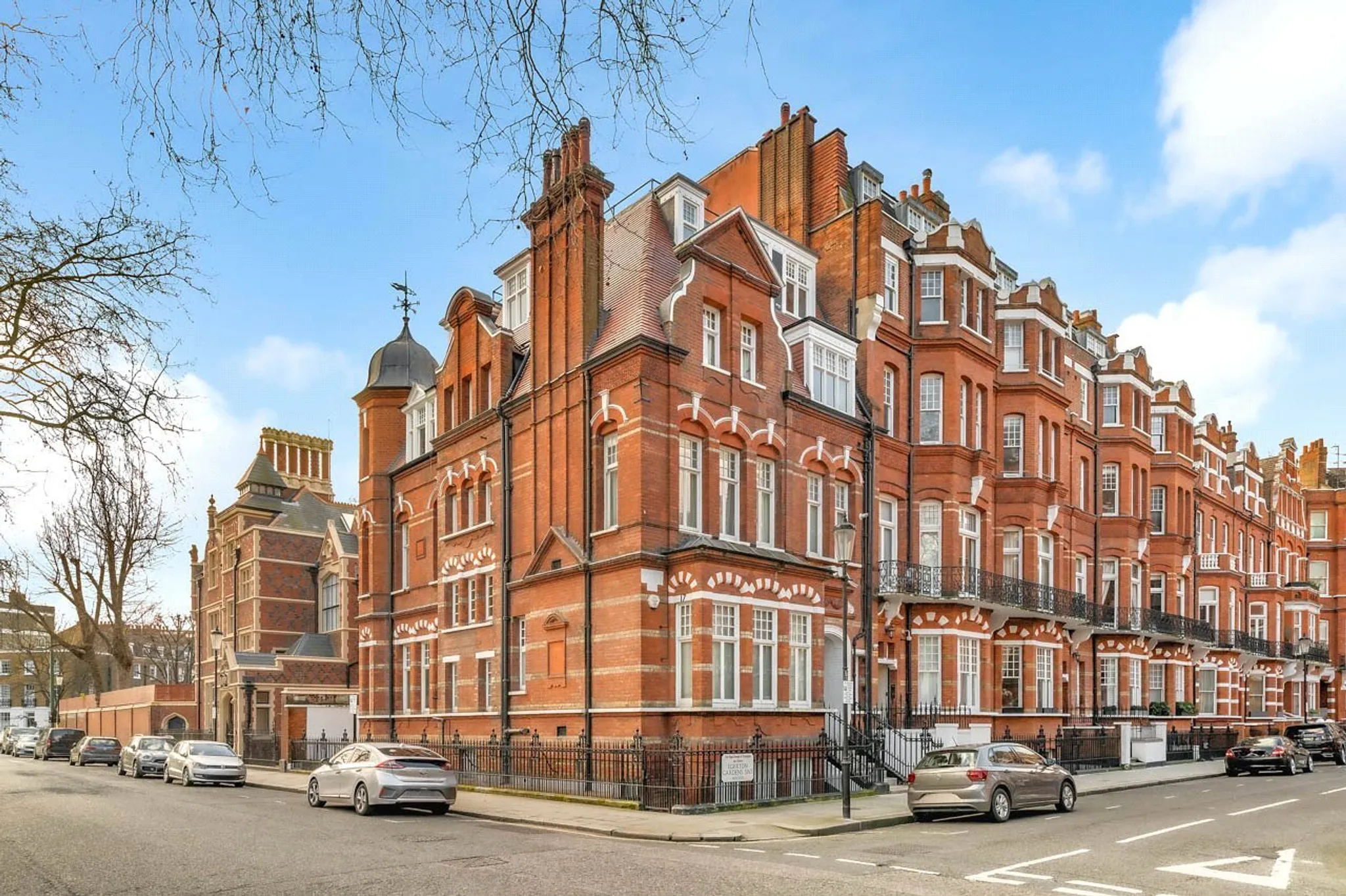 Flat Egerton Gardens in Greater London