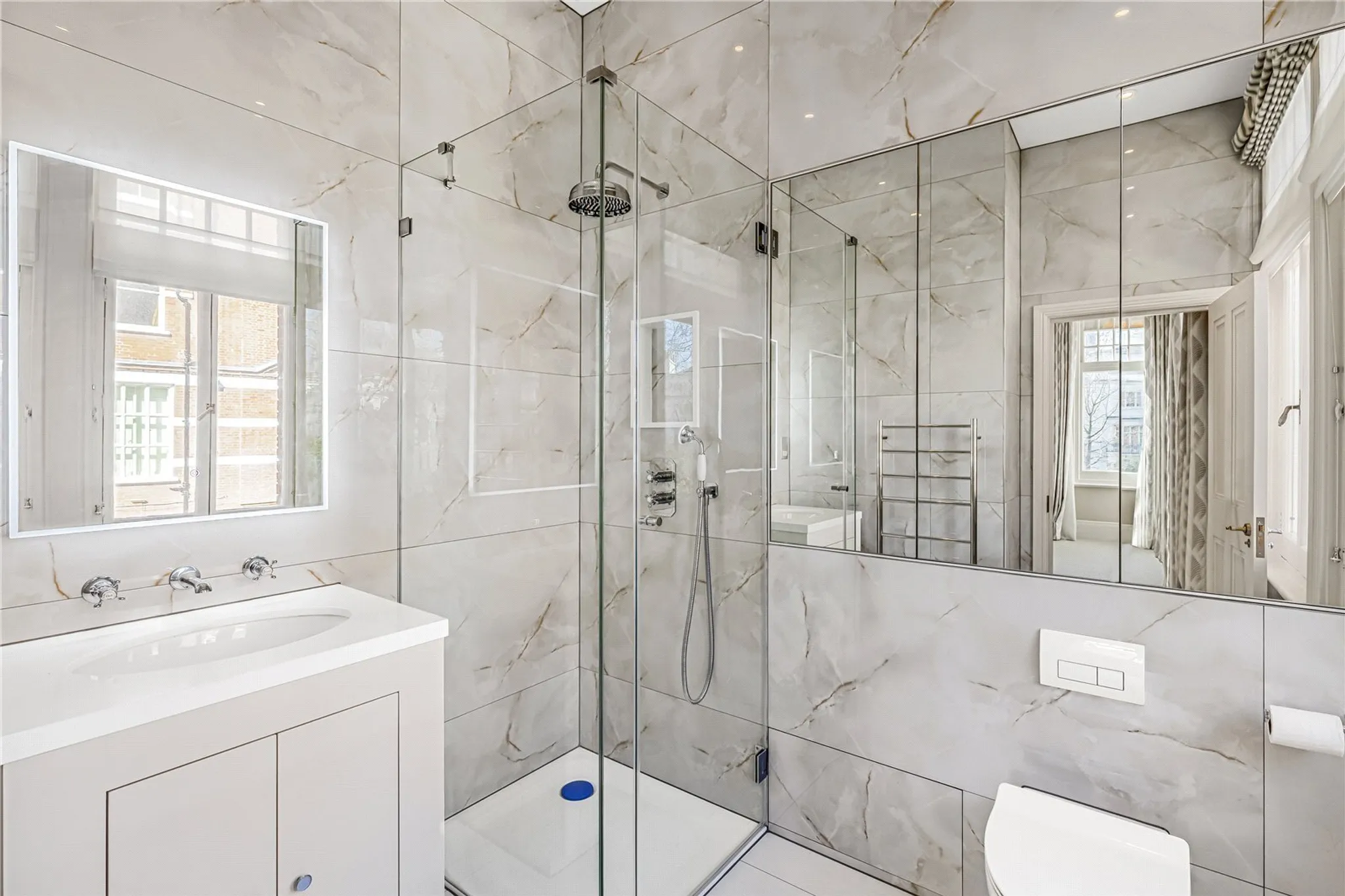 Flat Egerton Gardens in Greater London