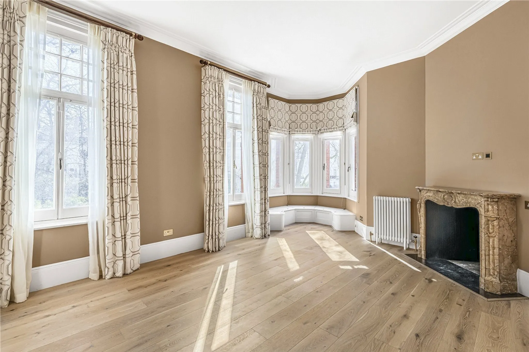 Flat Egerton Gardens in Greater London