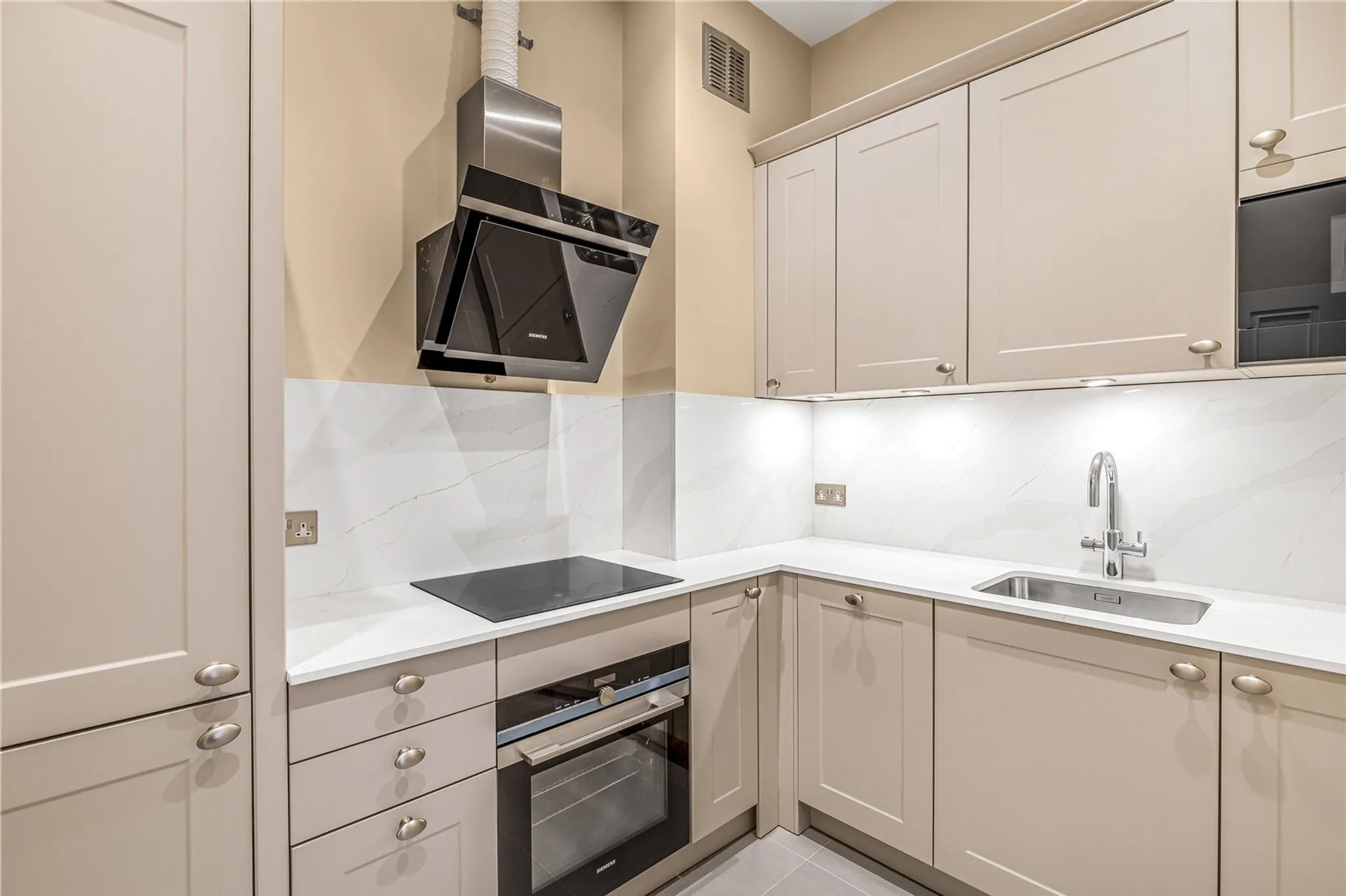 Flat Egerton Gardens in Greater London