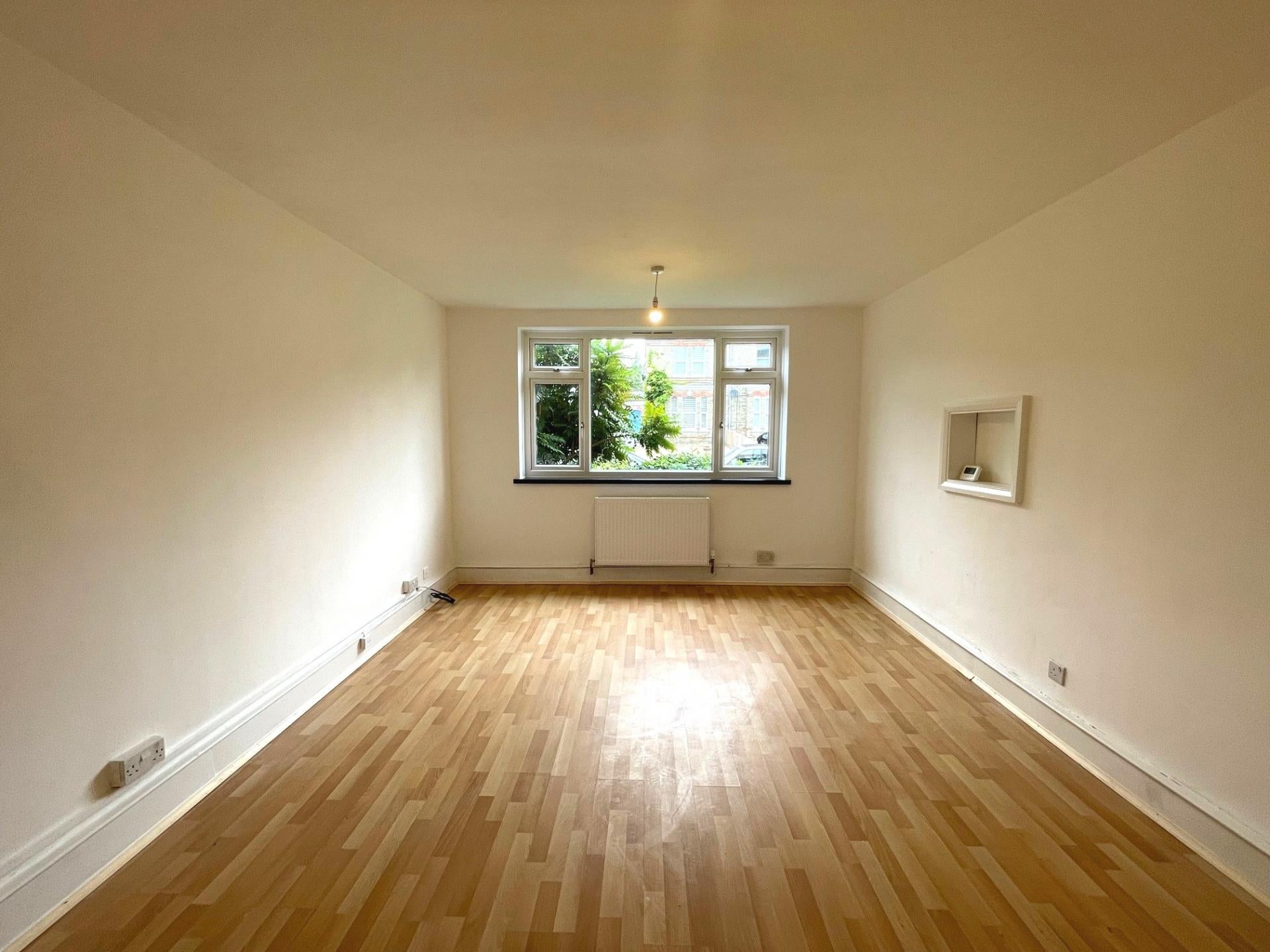 Flat Margaret Road in Greater London