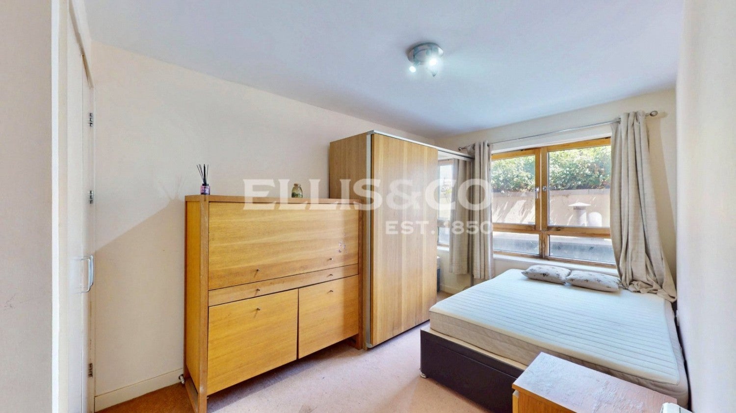 Flat Mattock Lane in Greater London