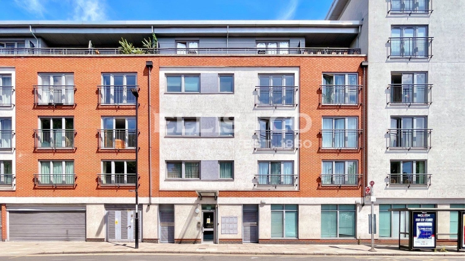 Flat Mattock Lane in Greater London