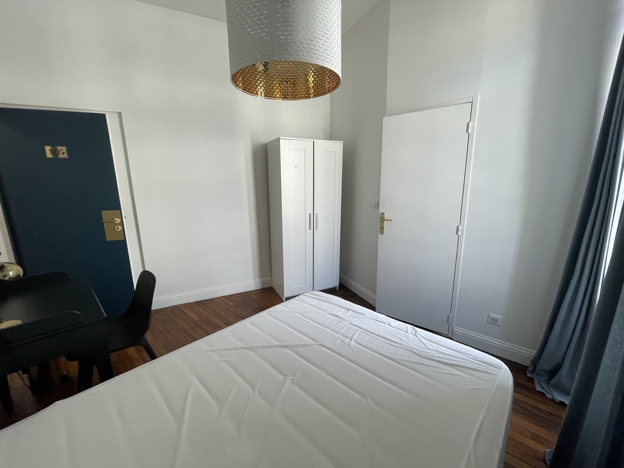 Room Cours Pasteur in Bordeaux