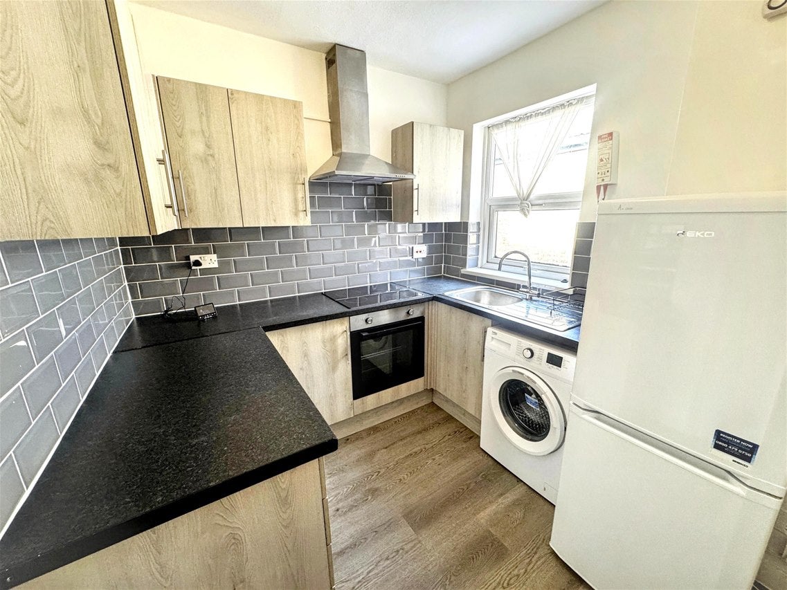 Flat Vicarage Road in Greater London
