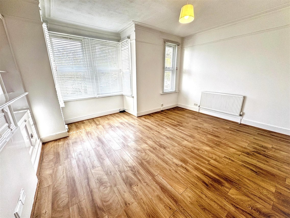 Flat Vicarage Road in Greater London