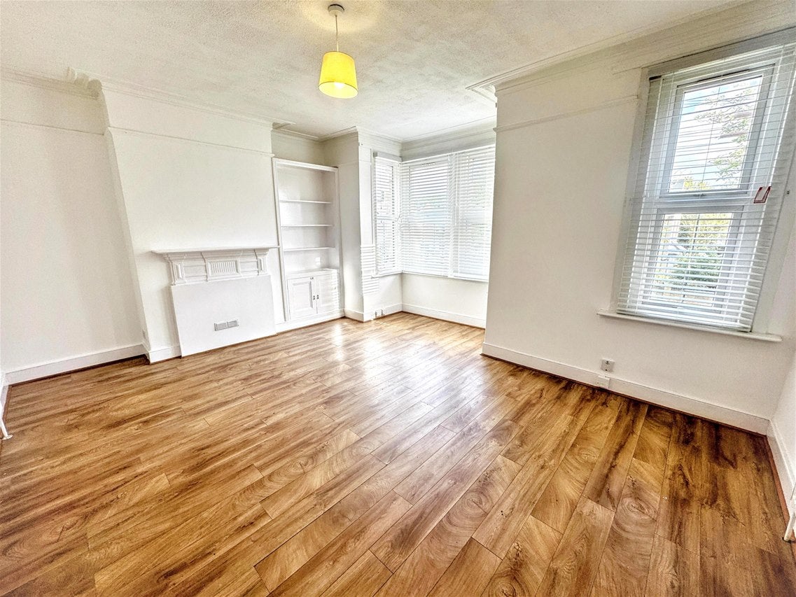 Flat Vicarage Road in Greater London