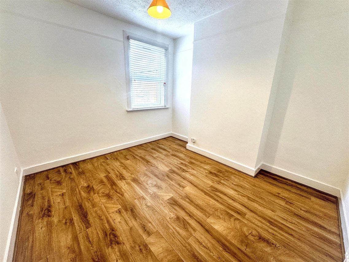 Flat Vicarage Road in Greater London