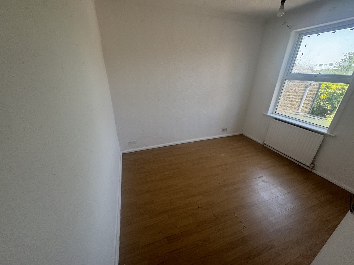 Flat Evelina Road in Greater London
