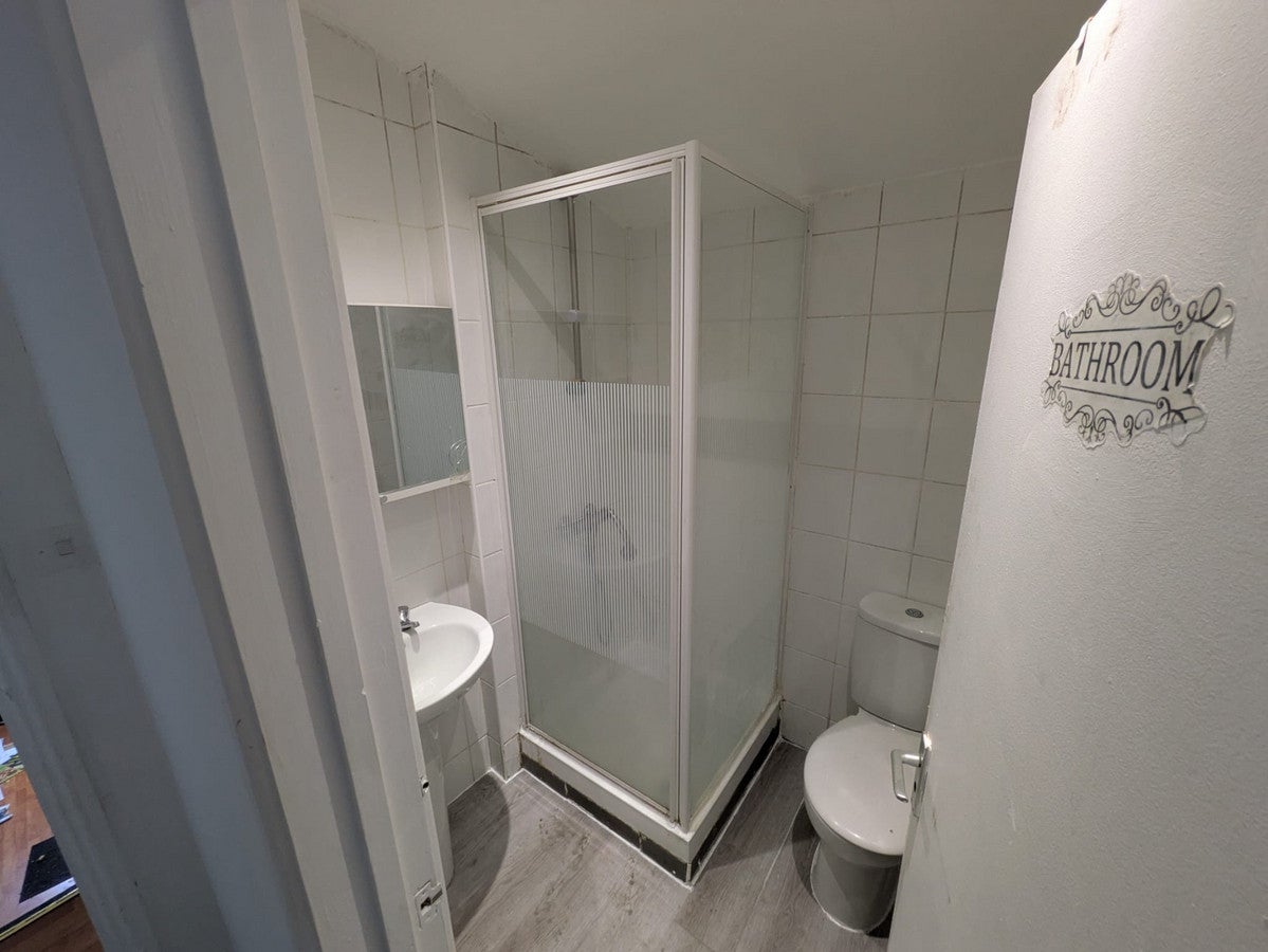 Flat Evelina Road in Greater London
