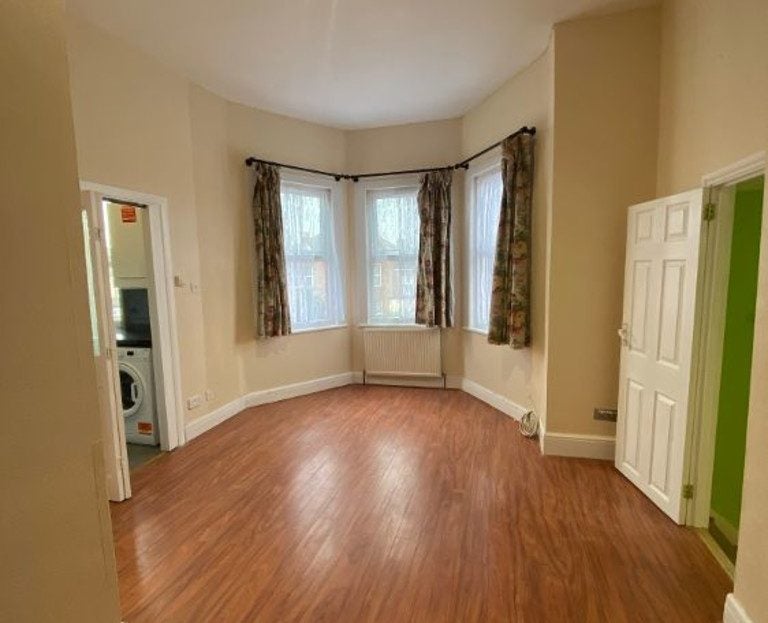 Flat Percy Road in Greater London