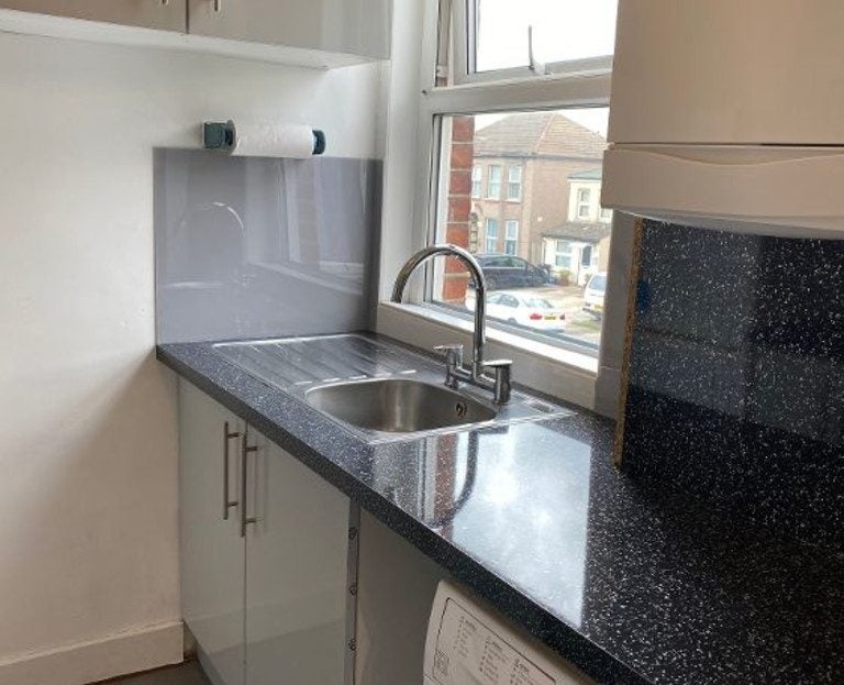 Flat Percy Road in Greater London