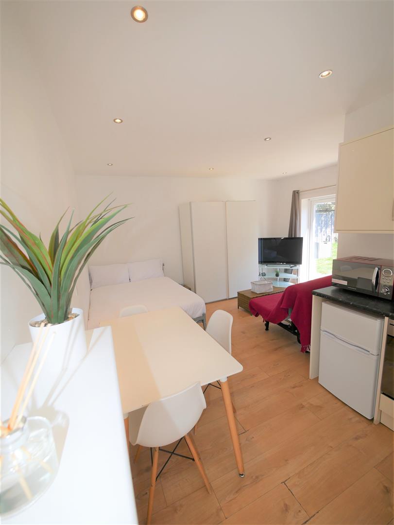 Flat Woodside Road in Bournemouth