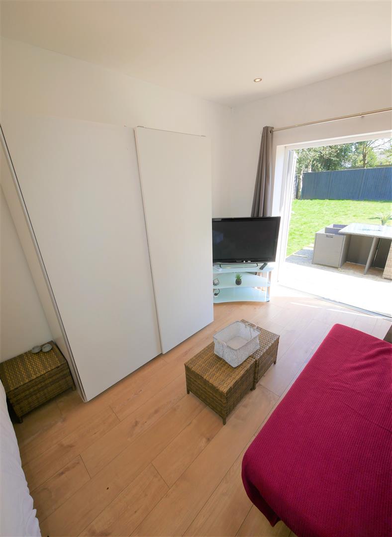 Flat Woodside Road in Bournemouth