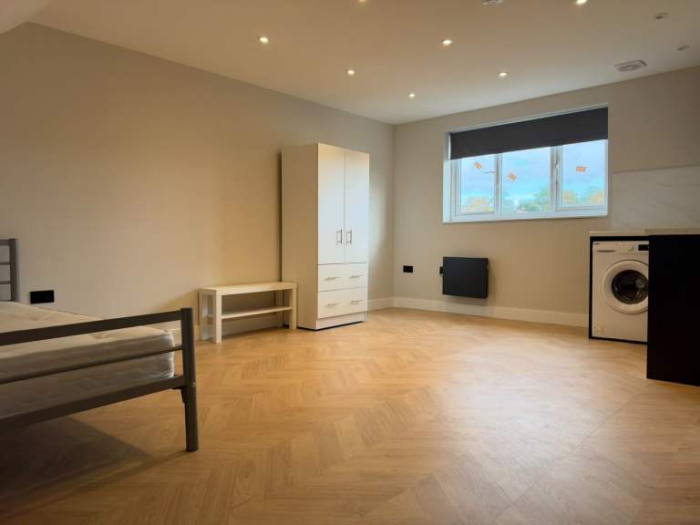 Flat Northolt Road in Greater London