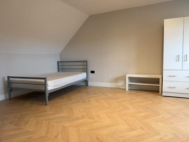 Flat Northolt Road in Greater London
