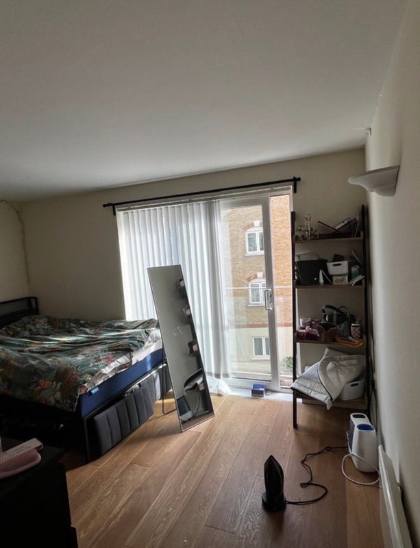 Flat Rotherhithe Street in Greater London