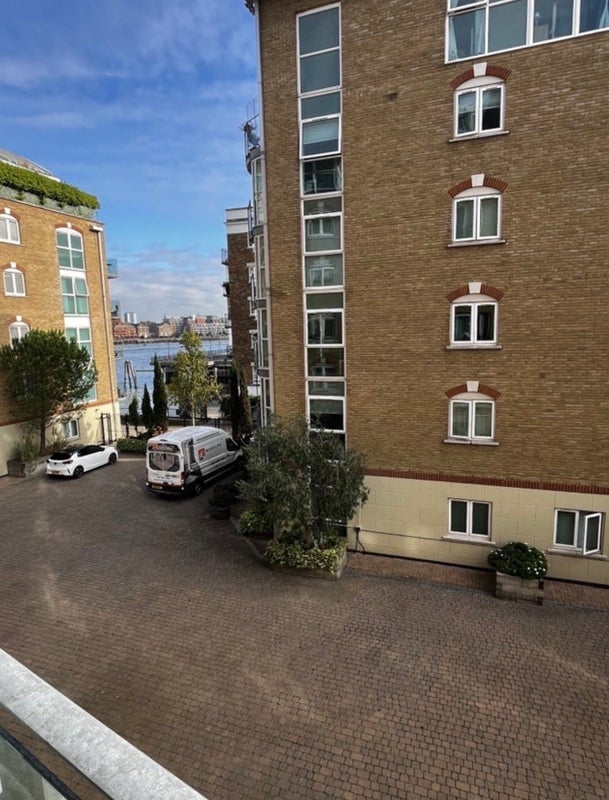 Flat Rotherhithe Street in Greater London
