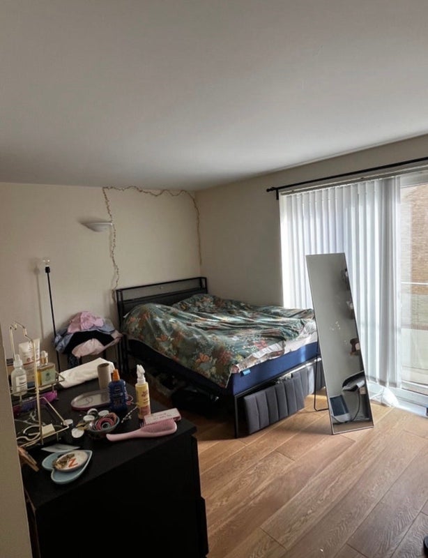 Flat Rotherhithe Street in Greater London