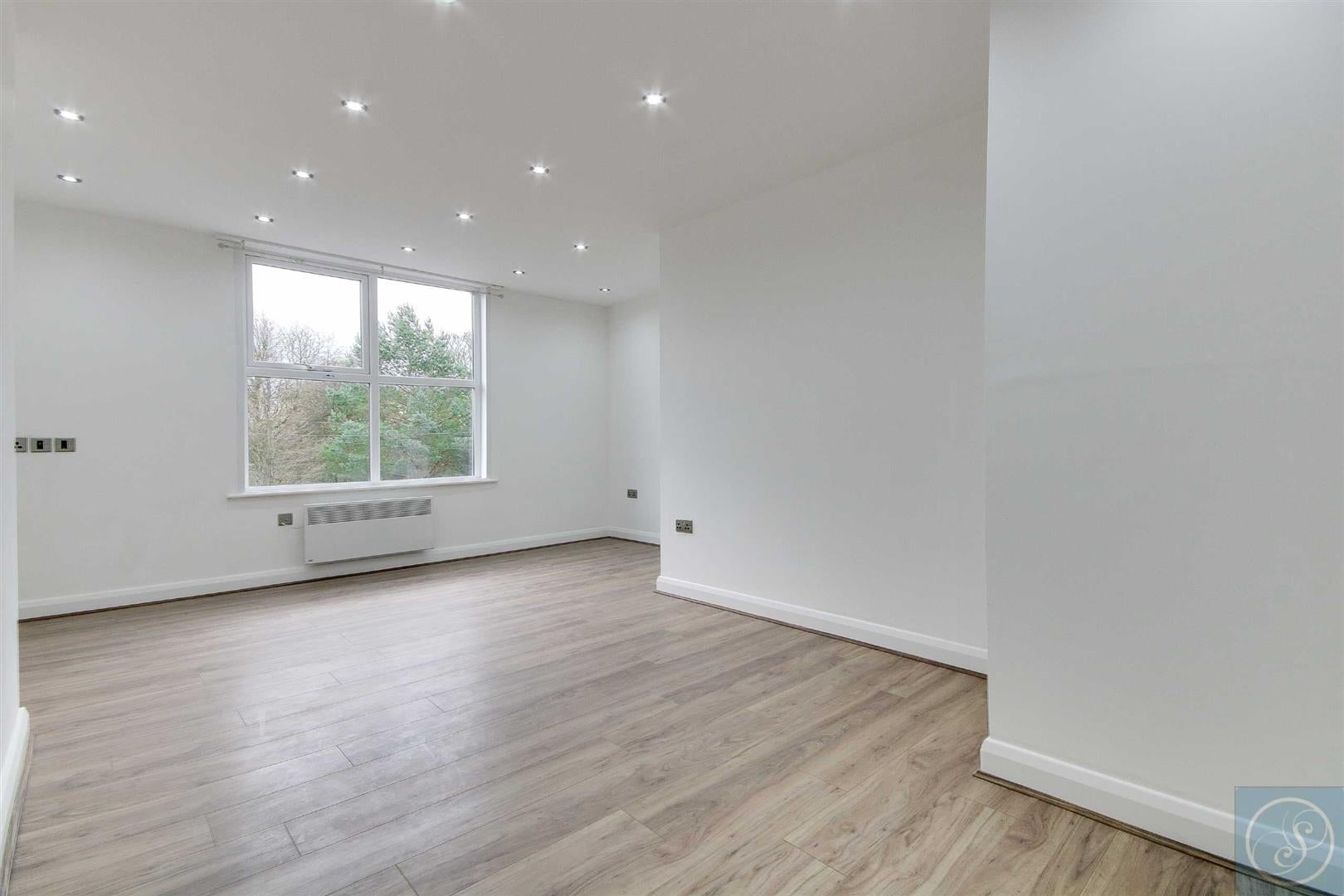 Flat Park View Crescent in Leeds