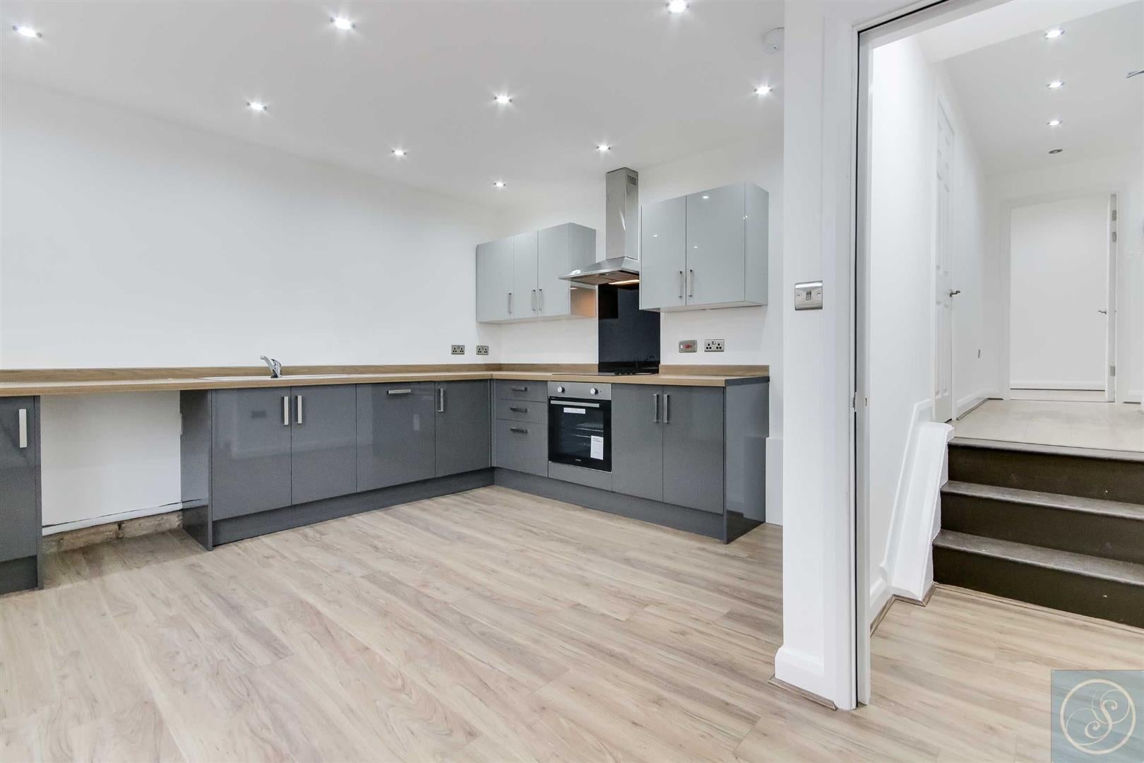 Flat Park View Crescent in Leeds