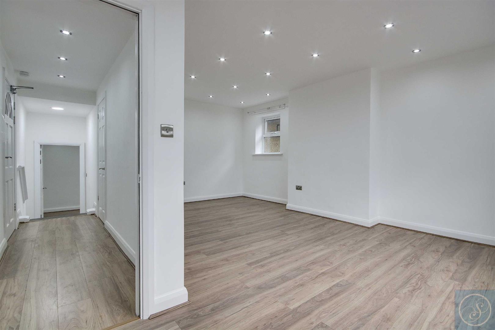 Flat Park View Crescent in Leeds