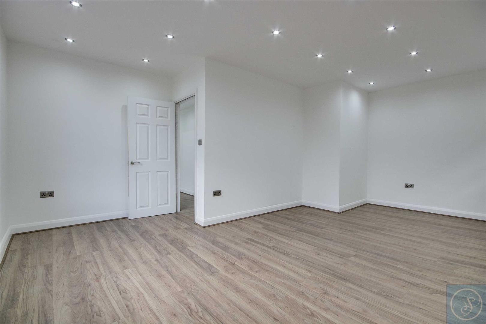 Flat Park View Crescent in Leeds