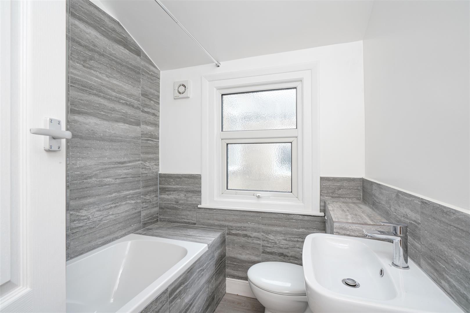 Flat Northfield Avenue in Greater London