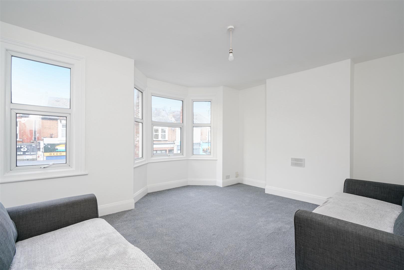 Flat Northfield Avenue in Greater London